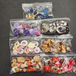 MIXED LOT OF VINTAGE EARRINGS,MULTIPLE COLORS.92 PAIRS.